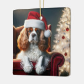 赤いビロードの椅子に座ったクリスマス・キング・チャールズ セラミックオーナメント (左)