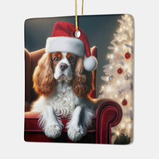 赤いビロードの椅子に座ったクリスマス・キング・チャールズ セラミックオーナメント (左)