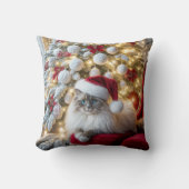 赤いビンテージの椅子に座るクリスマスのラグドール猫 クッション (正面)
