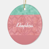 赤いピンクのろうけつ染めと青い水の色名 セラミックオーナメント (左)