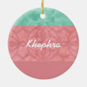 赤いピンクのろうけつ染めと青い水の色名 セラミックオーナメント (裏面)