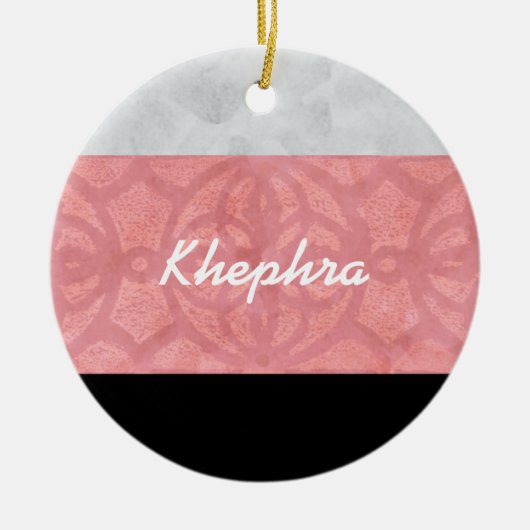 赤いピンクのろうけつ染めグレーの水の色と名前 セラミックオーナメント (正面)