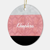 赤いピンクのろうけつ染めグレーの水の色と名前 セラミックオーナメント (左)