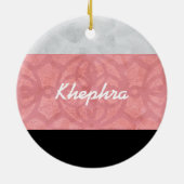 赤いピンクのろうけつ染めグレーの水の色と名前 セラミックオーナメント (裏面)