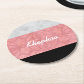 赤いピンクのろうけつ染めグレーの水の色と名前 ラウンドペーパーコースター (アングル)