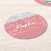 赤いピンクのろうけつ染めグレーの水の色名 ラウンドペーパーコースター (アングル)