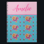 赤いピンクのバラ シャビー シック ティール アクア フラワーフラワー ノートブック<br><div class="desc">心から歌うようなことをしよう』というインスピレーションの名言 フラワーノート。私のオリジナルの庭の写真と手書きからデザインしました。</div>