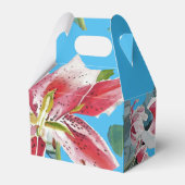 赤いピンクのユリの花の青いウェディングケーキのプレゼントボックス フェイバーボックス (正面サイド)