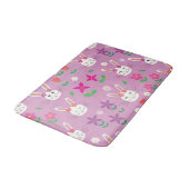 赤いピンクの紫色の花を持つキュートなイースターバニー バスマット (アングル)