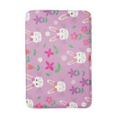 赤いピンクの紫色の花を持つキュートなイースターバニー バスマット (正面縦)