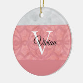 赤いピンクろうけつ染めと灰色の水モノグラムの色 セラミックオーナメント (左)
