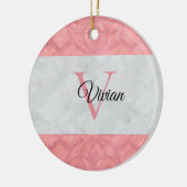 赤いピンクろうけつ染めと灰色の水モノグラムの色 セラミックオーナメント (左)