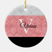 赤いピンクろうけつ染めと灰色の水モノグラムの色 セラミックオーナメント (裏面)