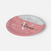 赤いピンクろうけつ染めと灰色の水モノグラムの色 ペーパープレート (アングル)