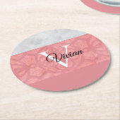 赤いピンクろうけつ染めと灰色の水モノグラムの色 ラウンドペーパーコースター (アングル)