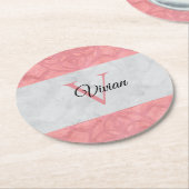 赤いピンクろうけつ染めと灰色の水モノグラムの色 ラウンドペーパーコースター (アングル)