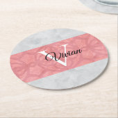 赤いピンクろうけつ染めと灰色の水モノグラムの色 ラウンドペーパーコースター (アングル)