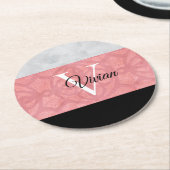 赤いピンクろうけつ染めと灰色の水モノグラムの色 ラウンドペーパーコースター (アングル)