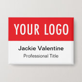 赤いピンバックボタン名タグカスタムロゴ付きバッジ 缶バッジ (正面)
