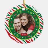 赤いファンキー緑のゼブラプリント家族の写真クリスマス セラミックオーナメント (正面)