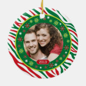 赤いファンキー緑のゼブラプリント家族の写真クリスマス セラミックオーナメント (裏面)