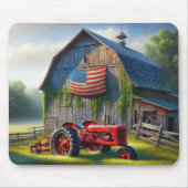 赤いファームトラクターと愛国的な納屋 マウスパッド (正面)