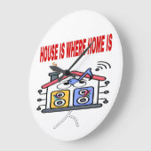 赤いフォントのHOME IS WHERE HOUSE IS ラージ壁時計 (傾斜)
