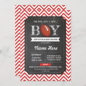 赤いフットボールの男の子のベビーシャワーのラグビーの赤い招待 招待状 (正面/裏面)