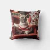 赤いフランスの椅子の上のクリスマスブルドッグ クッション (正面)