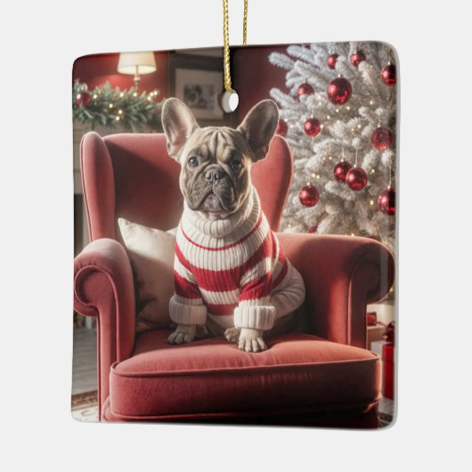 赤いフランスの椅子の上のクリスマスブルドッグ セラミックオーナメント (左)