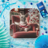 赤いフランスの椅子の上のクリスマスブルドッグ ペーパープレート (パーティー)