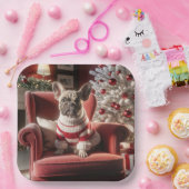 赤いフランスの椅子の上のクリスマスブルドッグ ペーパープレート (パーティー)