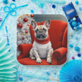 赤いフランスの椅子の上のクリスマスブルドッグ ペーパープレート (パーティー)