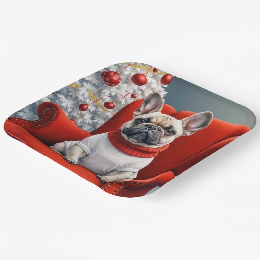 赤いフランスの椅子の上のクリスマスブルドッグ ペーパープレート (傾斜あり)