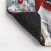 赤いフランスの椅子の上のクリスマスブルドッグ マウスパッド (コーナー)