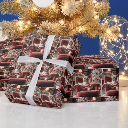 赤いフランスの椅子の上のクリスマスブルドッグ ラッピングペーパー (クリスマス)