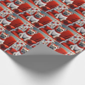 赤いフランスの椅子の上のクリスマスブルドッグ ラッピングペーパー (角)