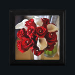 赤いフローラモダンのエレガント花 ギフトボックス<br><div class="desc">金ゴールドボールのアクセントと白いモダンカラユリの花の花束デザインを持つ美しいロマンチックな赤いフローラの花の店に一致するコレクションを持つ。</div>