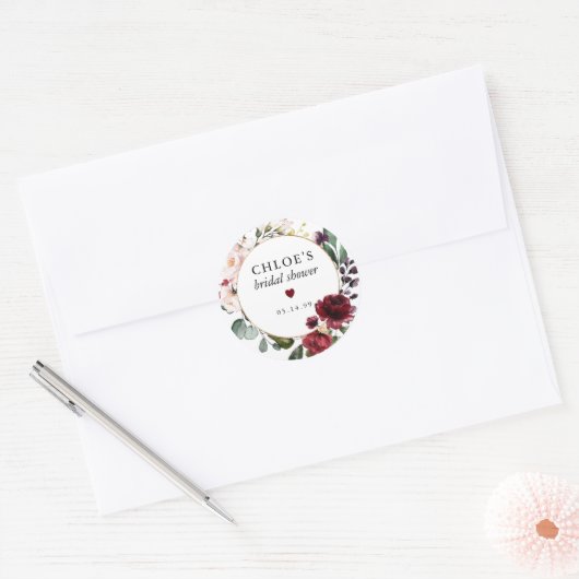 赤いブッシュピンクの花のウェディングシャワーのお favors ラウンドシール (封筒)