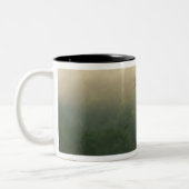 赤いブラフから見た霧の中の日の出 ツートーンマグカップ (左)