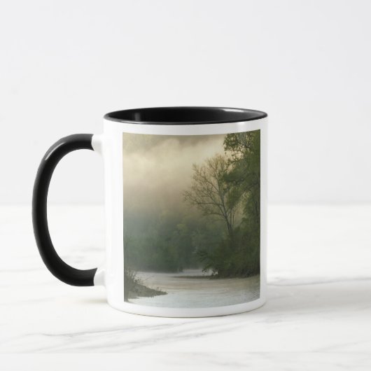 赤いブラフから見た霧の中の日の出 マグカップ (左)