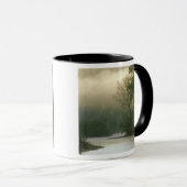 赤いブラフから見た霧の中の日の出 マグカップ (正面右)