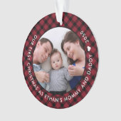 赤いプレイドママ初めてのクリスマスとパパ写真 オーナメント (正面)