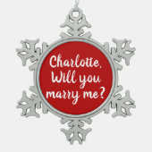 赤いプロポーザルと結婚して名前をカスタムするかわいい スノーフレークピューターオーナメント (正面)