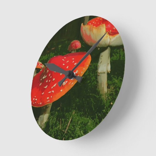 赤いベニテングタケのテングタケ属のMuscariaのきのこの写真 ラウンド壁時計 (傾斜)