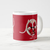 赤いベビーの最初のクリスマスフォトマグカップ ジャンボコーヒーマグカップ (正面右)