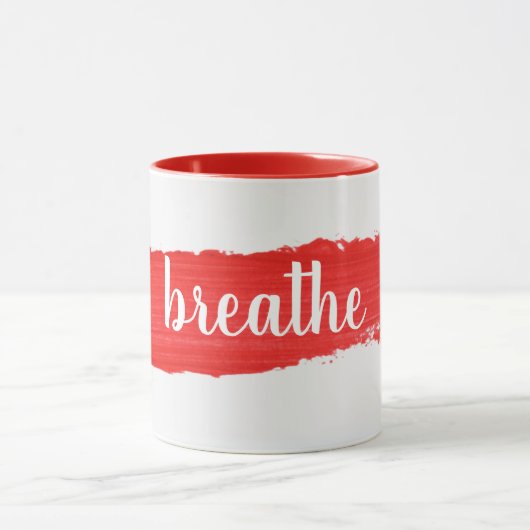 赤いペイントマグカップのBREATHEテキスト マグカップ (中央)