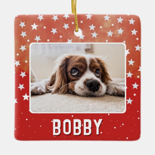 赤いペットに白い星の写真名クリスマス セラミックオーナメント (正面)