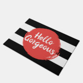 赤いペンキのこんにちは豪華な白黒ストライプの ドアマット (アングル)