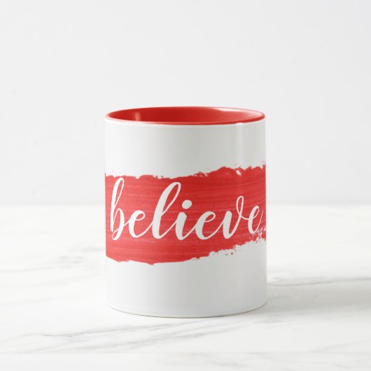 赤いペンキのマグカップに書かれたBELIEVEの文字 マグカップ (中央)